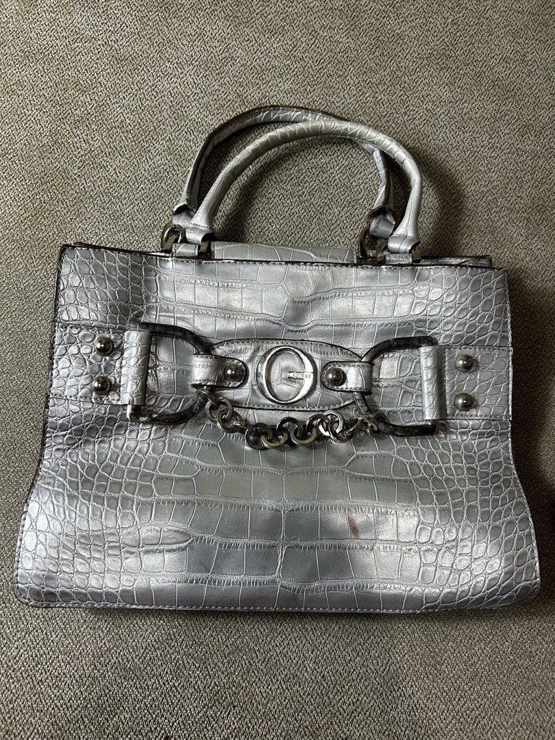 Y2k Guess Bag (Category: Shoulder Bags) located in Aurora. Submitted by purethrift07 (Listing ID 1465679692, Image 1). Description: Maganda Dm me Fresh from the bale Dm me.