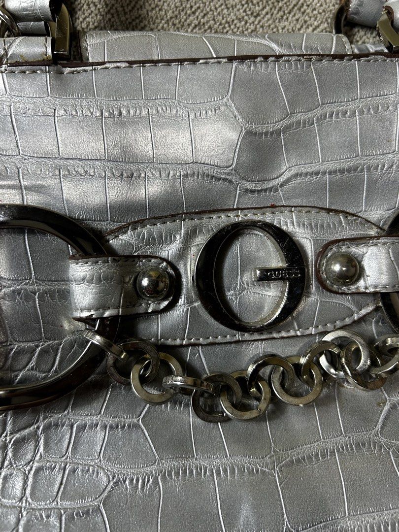 Y2k Guess Bag (Category: Shoulder Bags) located in Aurora. Submitted by purethrift07 (Listing ID 1465679692, Image 3). Description: Maganda Dm me Fresh from the bale Dm me.
