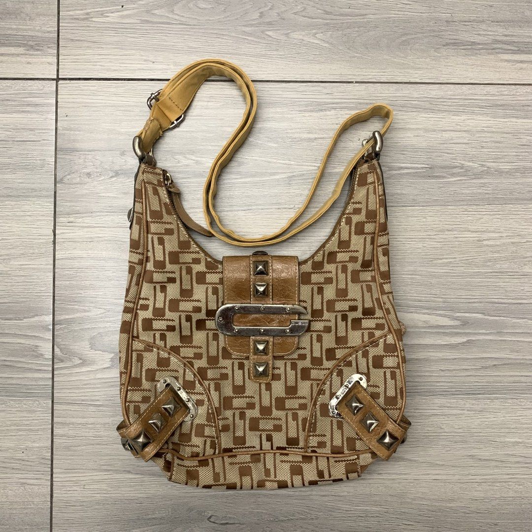 Y2k Guess Monogram Shoulder Bag (Category: Shoulder Bags) located in Manila. Submitted by arxxxm (Listing ID 1465724765, Image 1). Description: y2k Guess Monogram Shoulder Bag 12" width 14" length excellent condition, silver hardware 1500 + sf 📥.