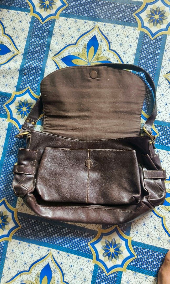 Y2k Liz claiborne lether bag (Category: Luxury Bags & Wallets) located in Manila. Submitted by mackussil (Listing ID 1465616256, Image 2). Description: as new condition no issue real leather.
