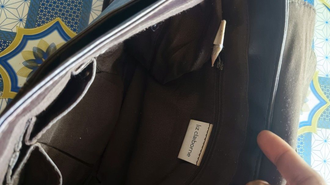 Y2k Liz claiborne lether bag (Category: Luxury Bags & Wallets) located in Manila. Submitted by mackussil (Listing ID 1465616256, Image 3). Description: as new condition no issue real leather.
