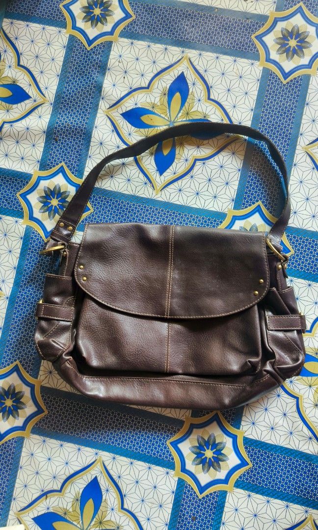 Y2k Liz claiborne lether bag (Category: Luxury Bags & Wallets) located in Manila. Submitted by mackussil (Listing ID 1465616256, Image 1). Description: as new condition no issue real leather.