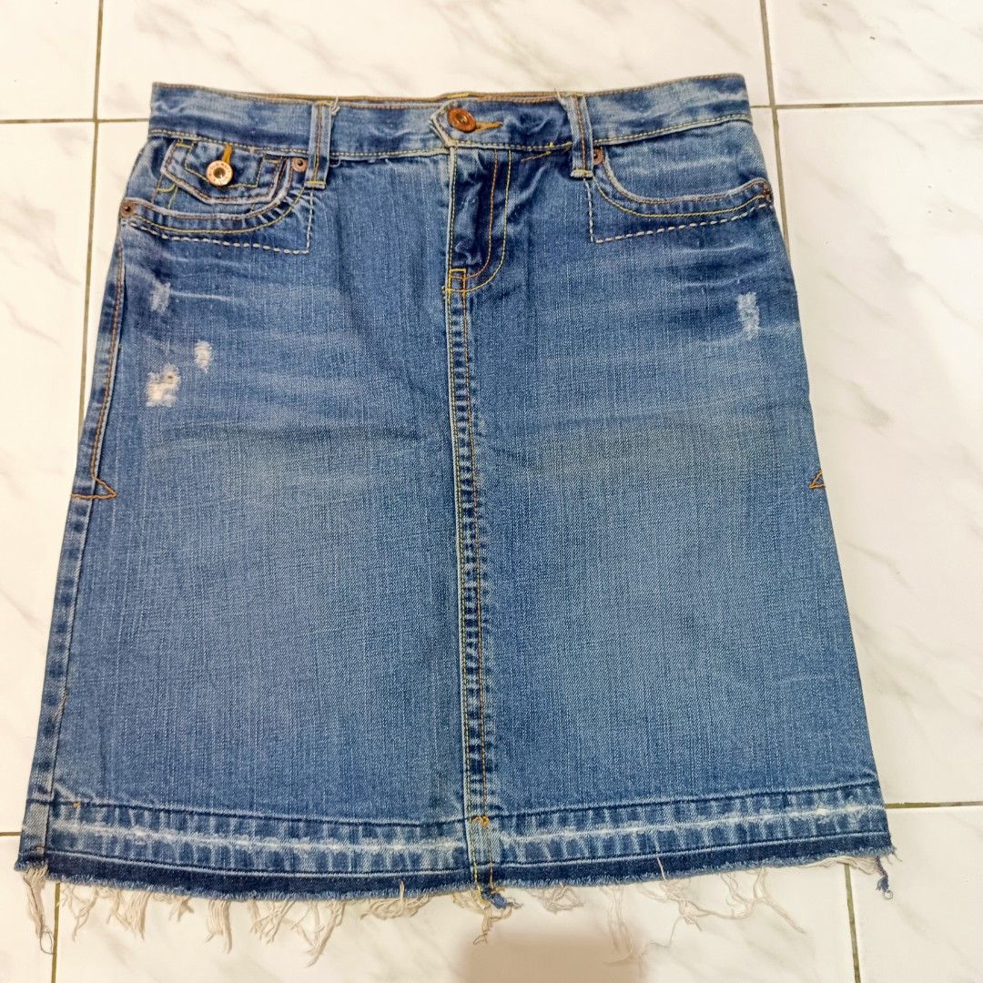 Y2K Old Navy Blue Denim Skirt (Category: Skirts) located in Mangaldan. Submitted by toloveandtofold (Listing ID 1465602164, Image 1). Description: - Brand: Old Navy - Size: 2 - Material: Comfortable cotton denim in classic - Waist: 29 inches - Length: 19 inches.