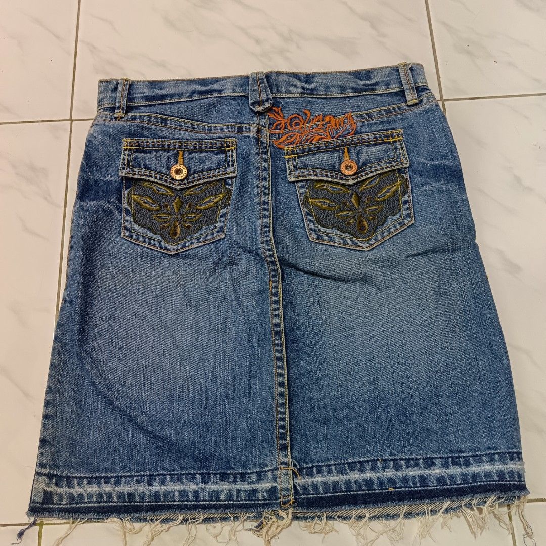 Y2K Old Navy Blue Denim Skirt (Category: Skirts) located in Mangaldan. Submitted by toloveandtofold (Listing ID 1465602164, Image 3). Description: - Brand: Old Navy - Size: 2 - Material: Comfortable cotton denim in classic - Waist: 29 inches - Length: 19 inches.