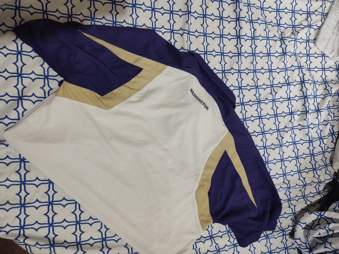 Y2k Washington huskies (Category: Tshirts & Polo Shirts ) located in Manila. Submitted by mommyregsthriftclothes (Listing ID 1465622744, Image 2). Description: excellent condition need wash.