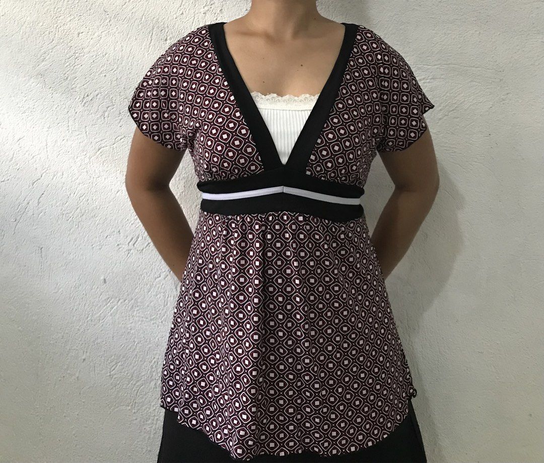 Y2K-inspired Geometric Print Blouse (Category: Blouses) located in Davao. Submitted by mira_e02 (Listing ID 1465604758, Image 2). Description: Can fit S-M girlies. .