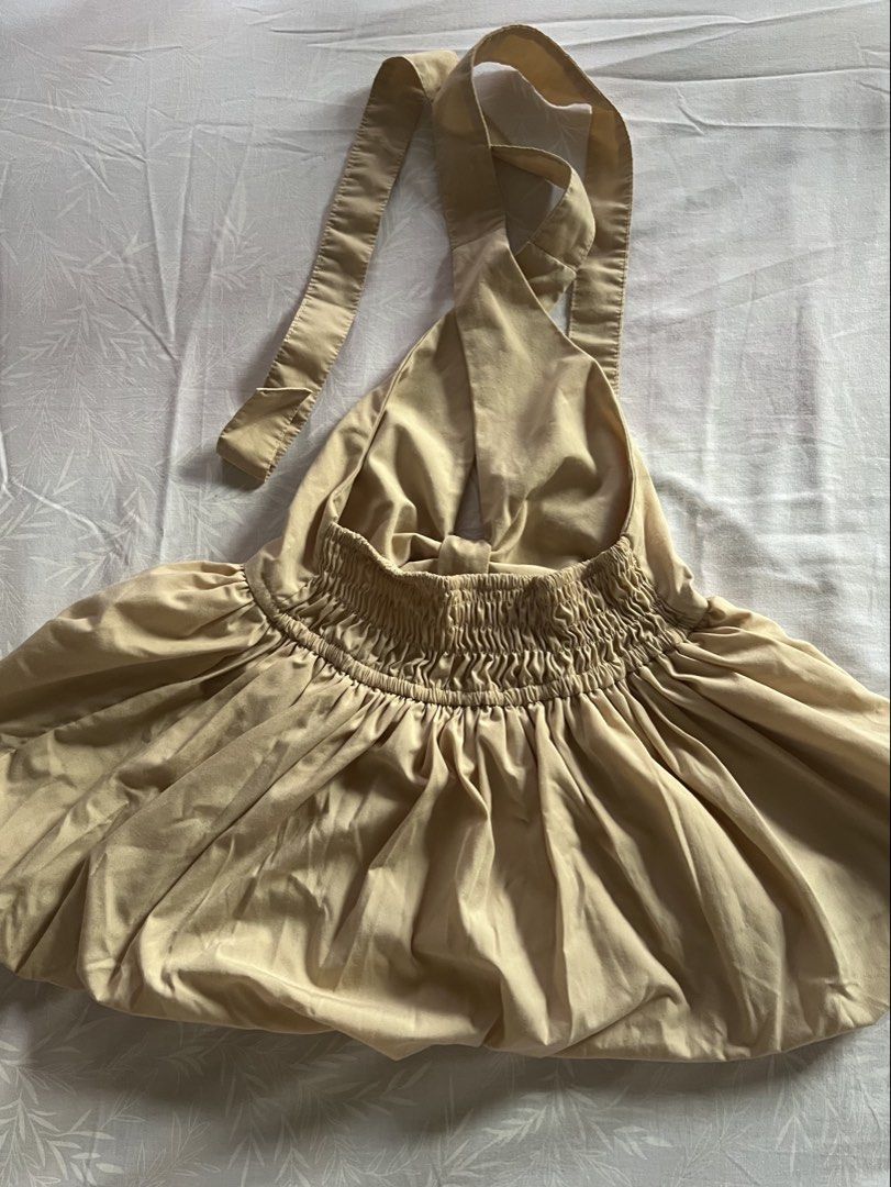 Yellow halter neck balloon top (Category: Sleeveless) located in Quezon City. Submitted by katedeclutter (Listing ID 1465591169, Image 2). Description: - Color: Yellow - Size: S-M.