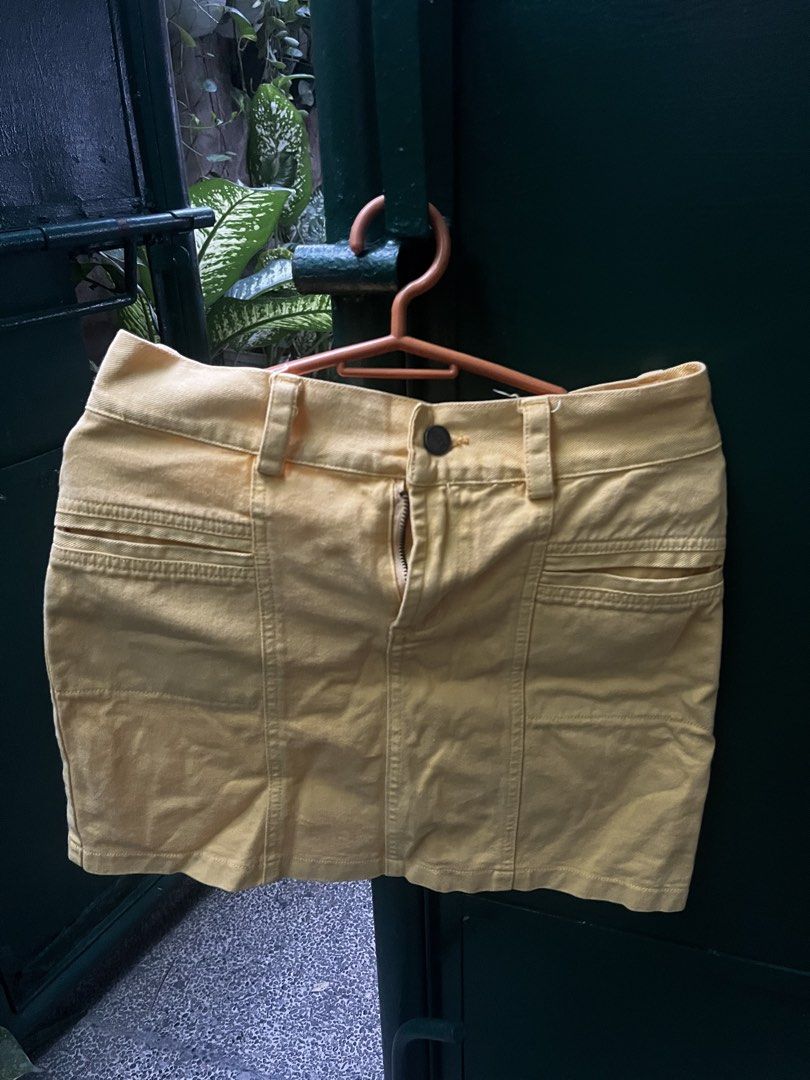 Yellow Mini skirt (Category: Skirts) located in Bacoor. Submitted by Notbeary (Listing ID 1465664878, Image 3). Description: S-M w: 28in l: 14.5.