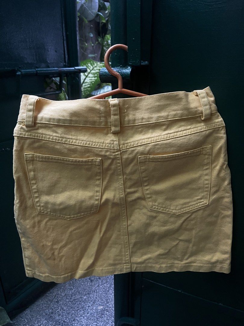 Yellow Mini skirt (Category: Skirts) located in Bacoor. Submitted by Notbeary (Listing ID 1465664878, Image 2). Description: S-M w: 28in l: 14.5.