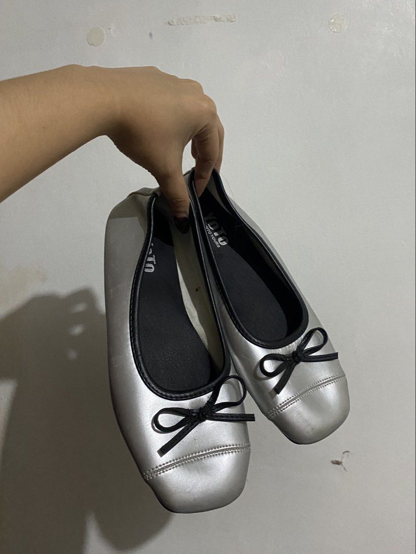 YoTo Silver Ballet Flats with Black Bow (Category: Flats & Sandals) located in Cainta. Submitted by monicaaqu40703 (Listing ID 1465709792, Image 2). Description: used once will clean it before deliver size 9 loc: pasig cainta.