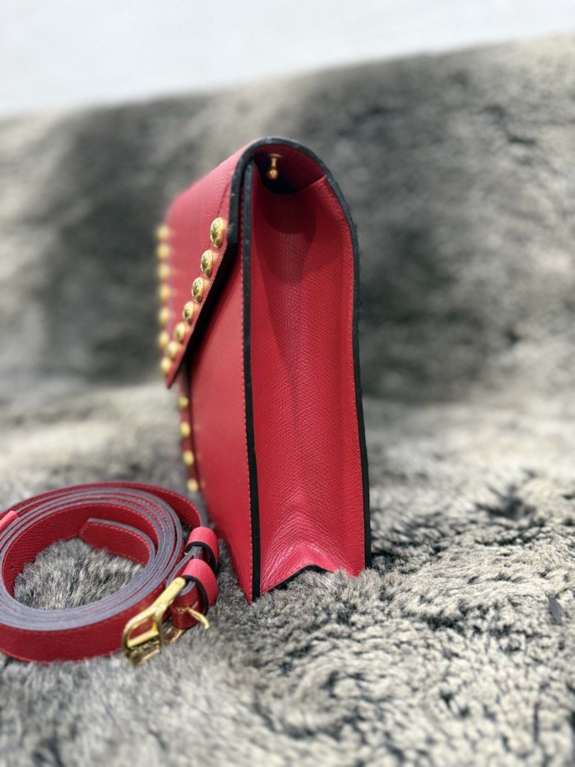 YSL Vintage Envelope Bag (Category: Luxury Bags & Wallets) located in Quezon City. Submitted by fivethousandlilies (Listing ID 1465727053, Image 2). Description: Authentic Good as new condition .