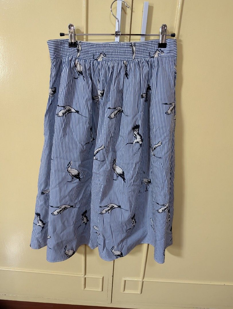 ZARA Basic Blue Striped Crane Print Midi Skirt (Category: Skirts) located in Santa Maria. Submitted by bax19 (Listing ID 1465681339, Image 2). Description: - Brand: ZARA - Style: Midi skirt in blue and white stripes with crane bird print - Waist: Elastic at the back for a comfortable fit - Details: Front button closure, lightweight fabric - Size: Medium (M) - Condition: Great for casual wear and warm weather.