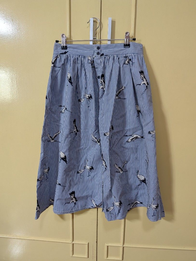 ZARA Basic Blue Striped Crane Print Midi Skirt (Category: Skirts) located in Santa Maria. Submitted by bax19 (Listing ID 1465681339, Image 1). Description: - Brand: ZARA - Style: Midi skirt in blue and white stripes with crane bird print - Waist: Elastic at the back for a comfortable fit - Details: Front button closure, lightweight fabric - Size: Medium (M) - Condition: Great for casual wear and warm weather.