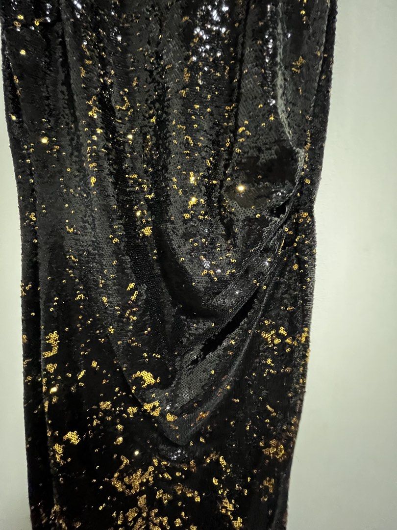 Zara Basic Collection Black Gold Sequins Dress XS (Category: Dresses) located in Manila. Submitted by lorenasant37621 (Listing ID 1465627048, Image 2). Description: - Brand: Zara Basic Collection - Color: Black with dazzling gold sequins - Size: EUR XS / US XS / MEX 24 - Style: Sleeveless, knee-length, with trendy gathered side detail - Origin: Made in Morocco - Condition: Worn once, like new - Perfect for: Parties, clubbing, and special events.