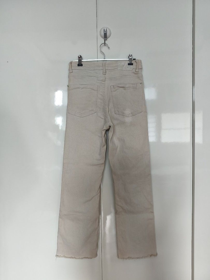 Zara Beige Jeans (Category: Jeans) located in Manila. Submitted by smilefashion08 (Listing ID 1465594614, Image 3). Description: Original Zara from Dubai Waist 25-26 Length 35.