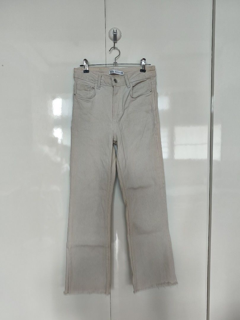 Zara Beige Jeans (Category: Jeans) located in Manila. Submitted by smilefashion08 (Listing ID 1465594614, Image 1). Description: Original Zara from Dubai Waist 25-26 Length 35.