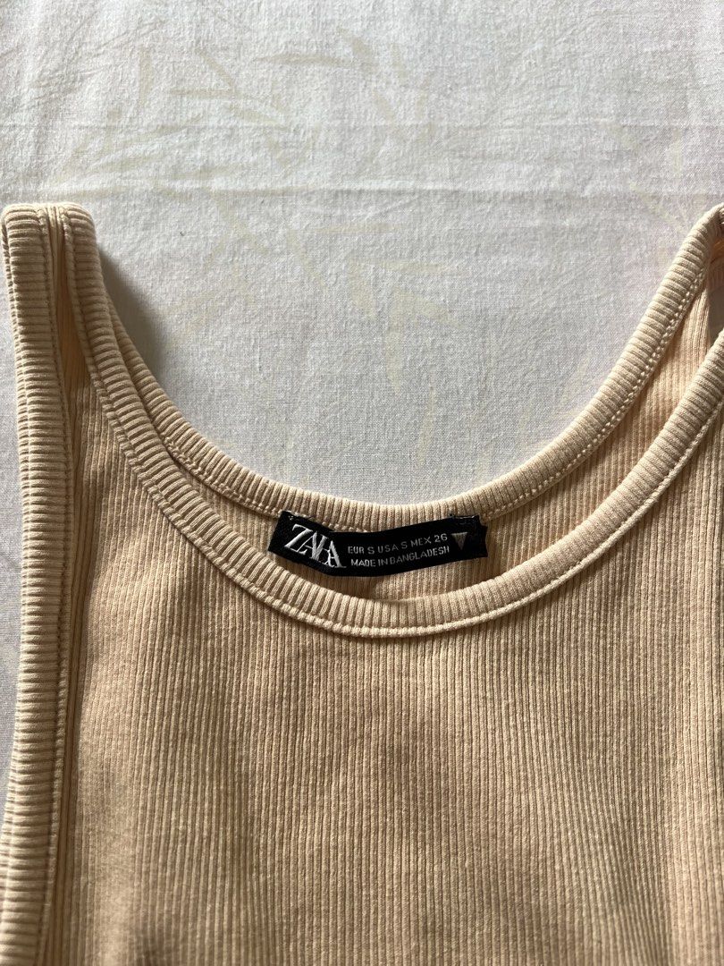 Zara Beige Ribbed Halter Tank Top (Category: Sleeveless) located in Quezon City. Submitted by katedeclutter (Listing ID 1465599271, Image 2). Description: - Brand: Zara - Size: S .