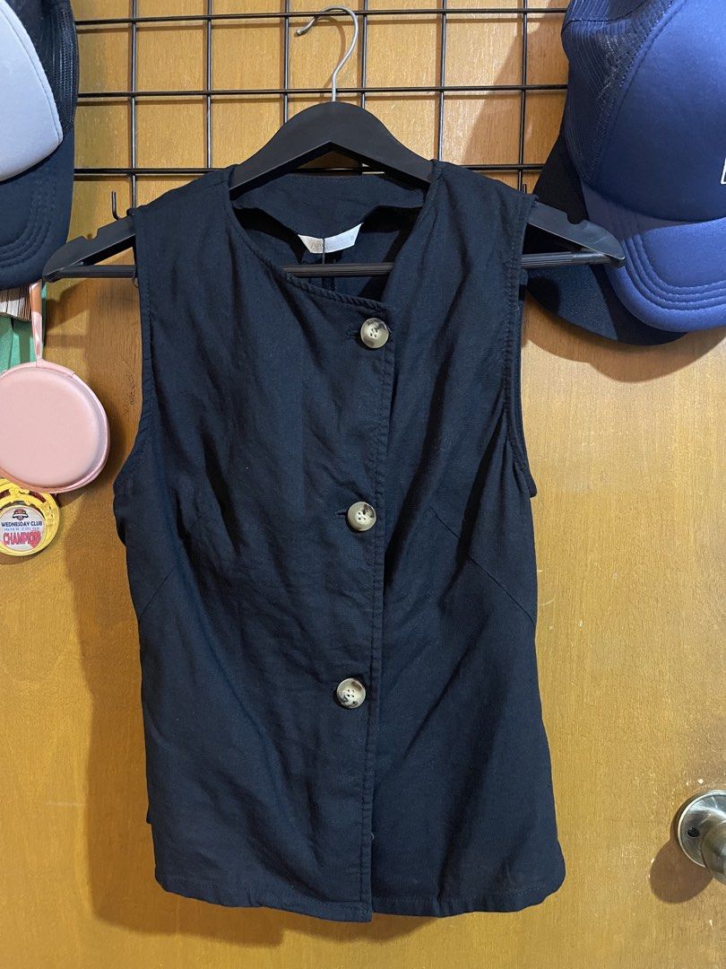Zara Black Button-Up Sleeveless Vest (Category: Sleeveless) located in Pasay City. Submitted by etcunlimited0 (Listing ID 1465687054, Image 1). Description: - Brand: Zara - Condition: Brand new with tags (BNWT) - Color: Classic black - Size: EUR/USA XS, MEX 24 - Style: Sleeveless, cropped, tailored seams - Details: Front button closure with chic marbled buttons - Origin: Made in Morocco - declutter .