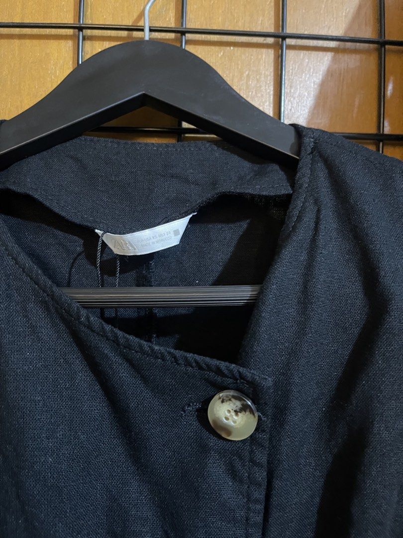 Zara Black Button-Up Sleeveless Vest (Category: Sleeveless) located in Pasay City. Submitted by etcunlimited0 (Listing ID 1465687054, Image 3). Description: - Brand: Zara - Condition: Brand new with tags (BNWT) - Color: Classic black - Size: EUR/USA XS, MEX 24 - Style: Sleeveless, cropped, tailored seams - Details: Front button closure with chic marbled buttons - Origin: Made in Morocco - declutter .