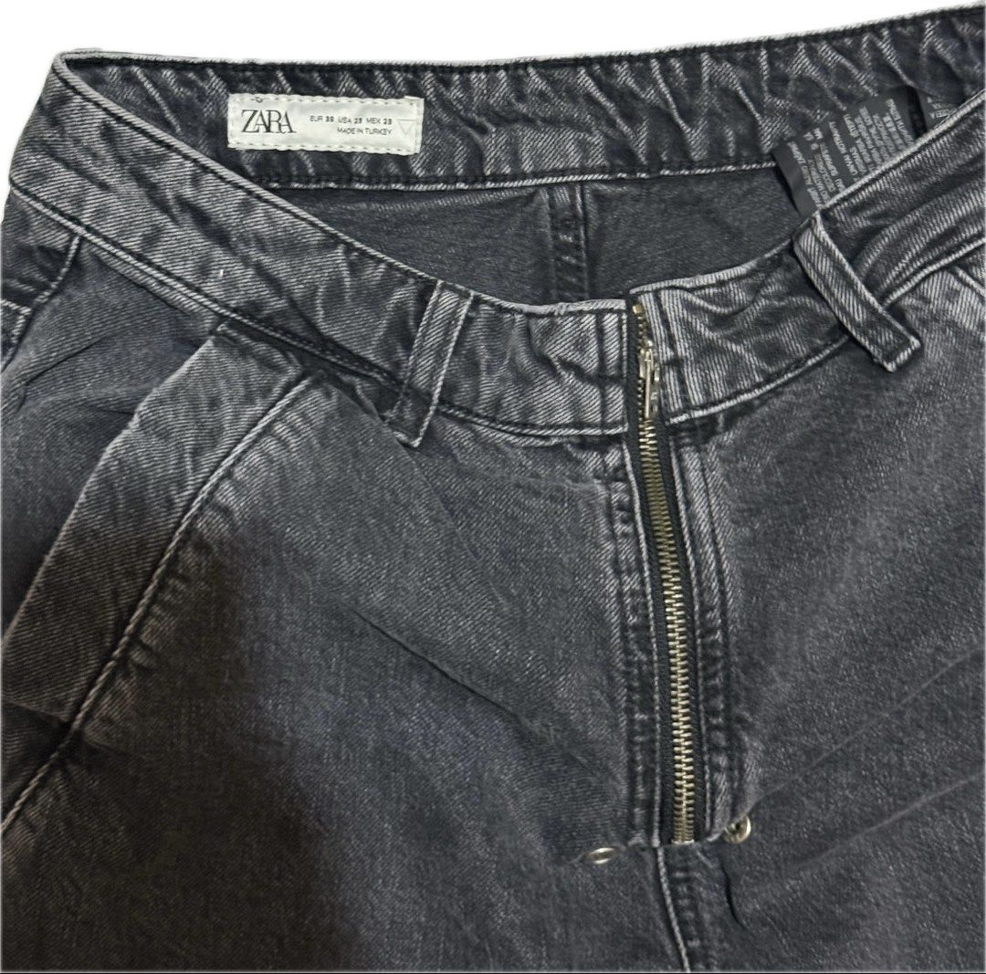 Zara Black Cargo Denim Jeans (Category: Jeans) located in Quezon City. Submitted by ashIeigh (Listing ID 1465724871, Image 2). Description: - Brand: Zara - Style: Denim cargo pants with washed black finish - Fit: Relaxed fit through the leg - Details: Zip fly and metal snap closures at the bottom hem - Size: EUR 38 / USA 6 / MEX 28 - Condition: Excellent, ready to wear - Mode of Payment: GCash .