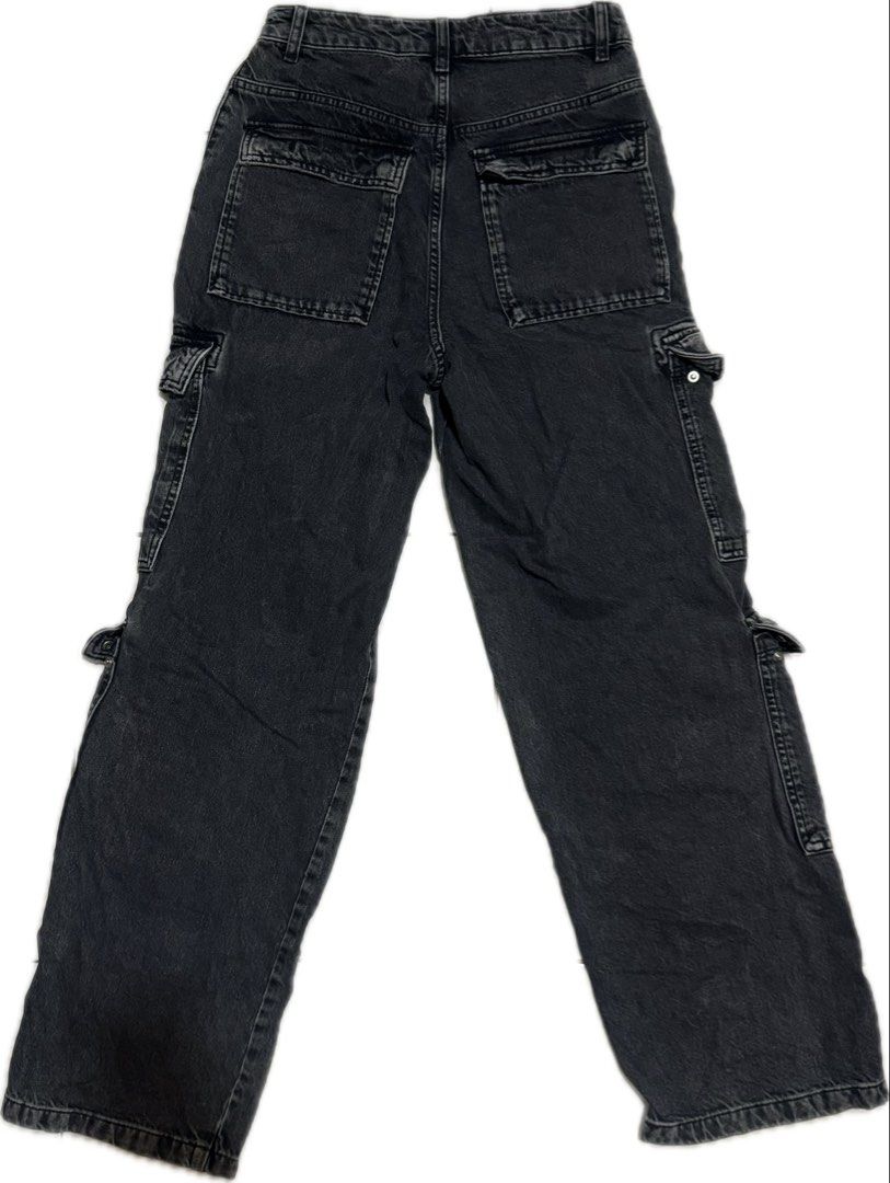 Zara Black Cargo Denim Jeans (Category: Jeans) located in Quezon City. Submitted by ashIeigh (Listing ID 1465724871, Image 3). Description: - Brand: Zara - Style: Denim cargo pants with washed black finish - Fit: Relaxed fit through the leg - Details: Zip fly and metal snap closures at the bottom hem - Size: EUR 38 / USA 6 / MEX 28 - Condition: Excellent, ready to wear - Mode of Payment: GCash .