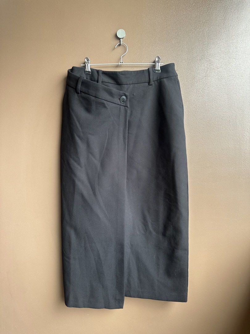 Zara Black Midi Skirt Asymmetric Button Size M (Category: Skirts) located in Pasig City. Submitted by afterglowpreloved (Listing ID 1465594321, Image 1). Description: .
