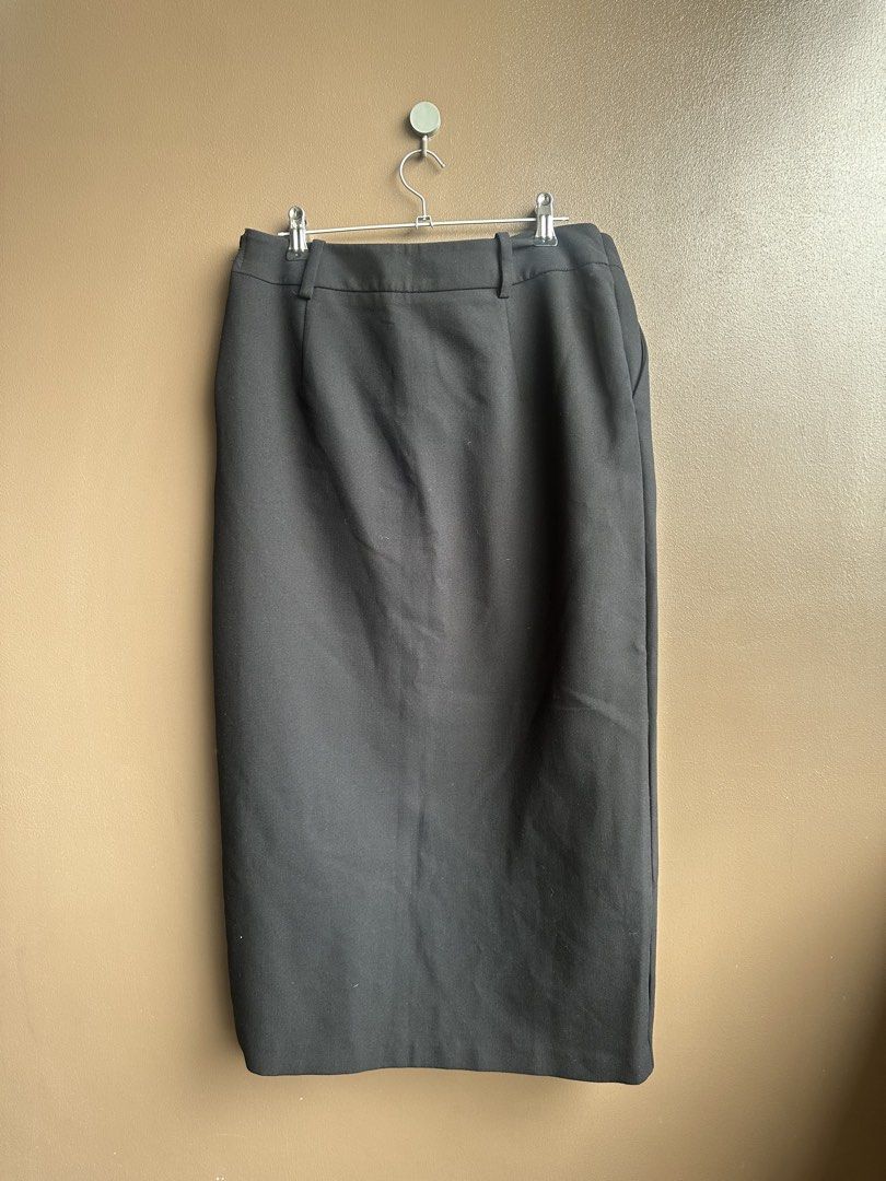 Zara Black Midi Skirt Asymmetric Button Size M (Category: Skirts) located in Pasig City. Submitted by afterglowpreloved (Listing ID 1465594321, Image 2). Description: .