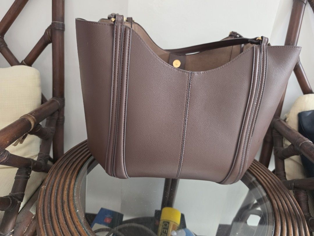 Zara Brown Tote Bag (Category: Tote Bags) located in Davao. Submitted by melzamora032830 (Listing ID 1465582533, Image 2). Description: - Brand: Zara - Color: Classic Brown (Everyday neutral) - Material: Textured faux leather with clean suede-like lining - Straps: Convenient double straps - Closure: Secure magnetic snap closure - Structure: Sturdy oval base - Bonus: Includes a separate interior zip pouch .