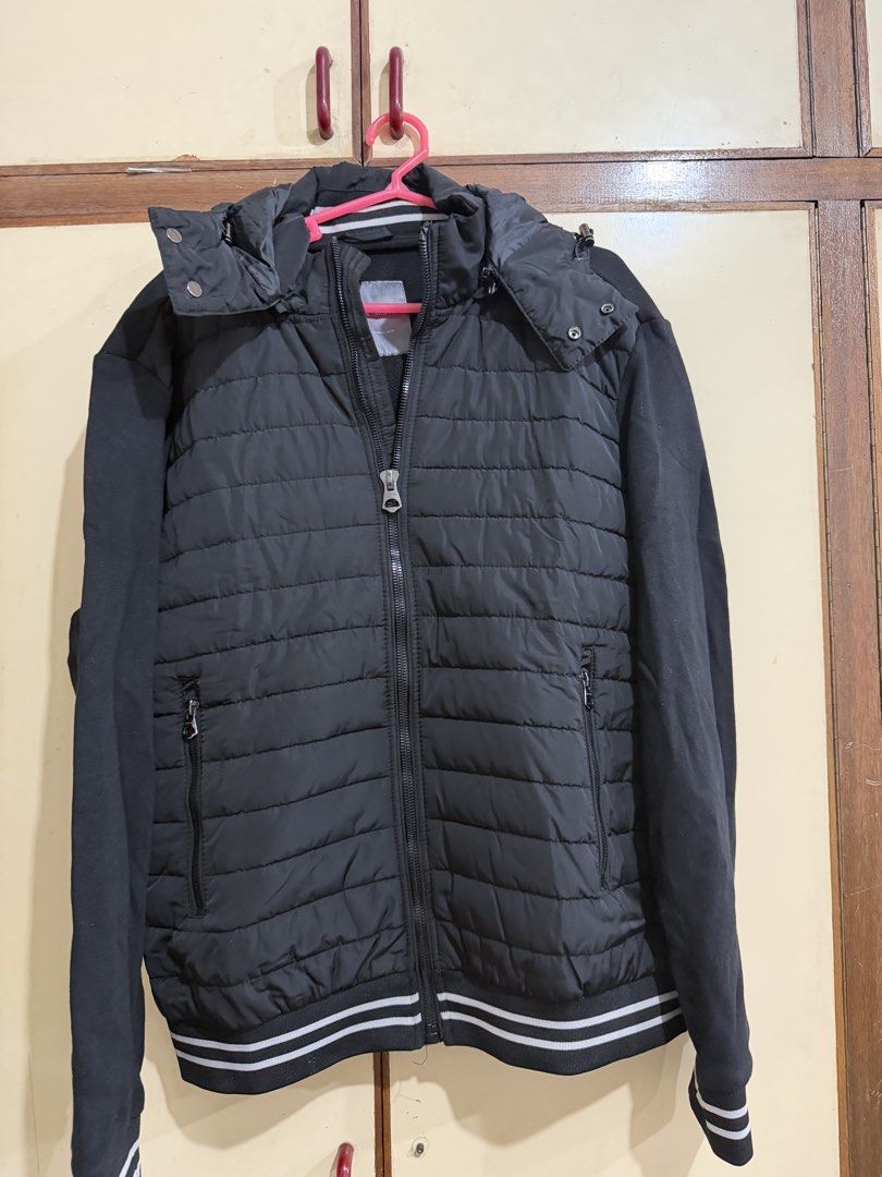 Zara Man Puffer Jacket Black size XXL (Category: Coats, Jackets and Outerwear) located in Manila. Submitted by preloved_new_forsale (Listing ID 1465636270, Image 1). Description: .