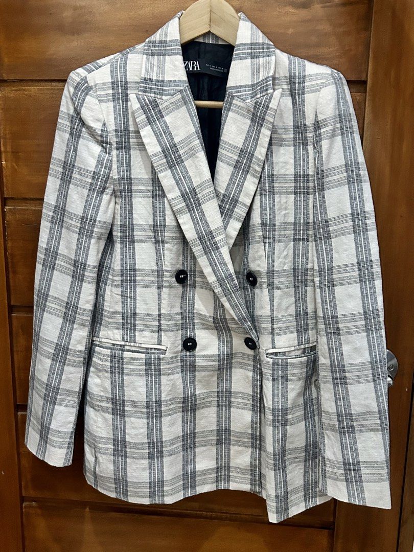 Zara Plaid Double Breasted Blazer Size S (Category: Coats, Jackets and Outerwear) located in Manila. Submitted by beautymasters (Listing ID 1465711075, Image 1). Description: - Brand: Zara - Style: Double-breasted blazer with lapel collar and front flap pockets - Pattern: Black and white plaid - Size: S - Fit & Details: Structured fit, button fastening, black inner lining - Origin: Made in Morocco - Condition: Used once.
