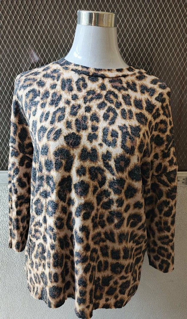 Zara Trafaluc Leopard Print Sweater Size S (Category: Longsleeves) located in Cebu City. Submitted by violacloset (Listing ID 1465647264, Image 1). Description: Measurements: length: 23 1/2 width: 20 tag says small but can fit xl.