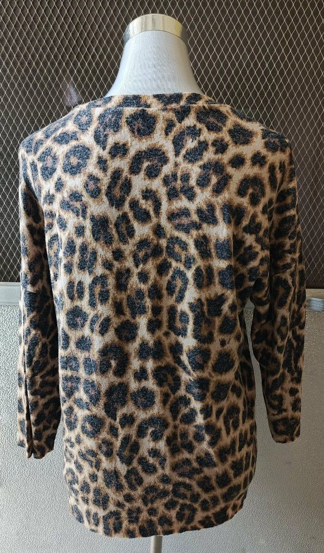 Zara Trafaluc Leopard Print Sweater Size S (Category: Longsleeves) located in Cebu City. Submitted by violacloset (Listing ID 1465647264, Image 3). Description: Measurements: length: 23 1/2 width: 20 tag says small but can fit xl.