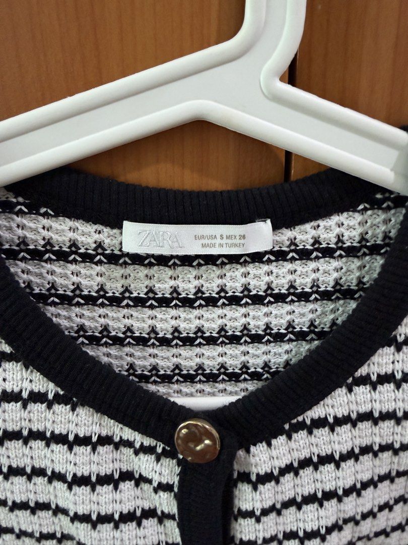 Zara Tweed cropped top (Category: Sleeveless) located in Taguig. Submitted by mcamille (Listing ID 1465610403, Image 2). Description: .