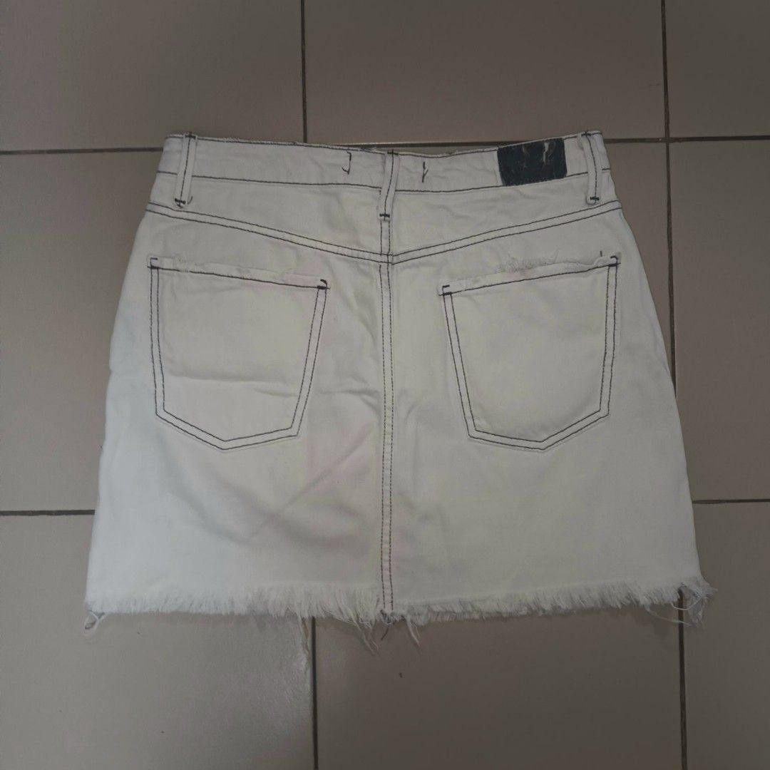 Zara White Denim Mini Skirt (Category: Skirts) located in Magdalena. Submitted by lianpacle (Listing ID 1465694987, Image 2). Description: - well used but still in good condition - some parts has yellowish stains - best fits 27-29 mop: gcash, gotyme mod: j&t.