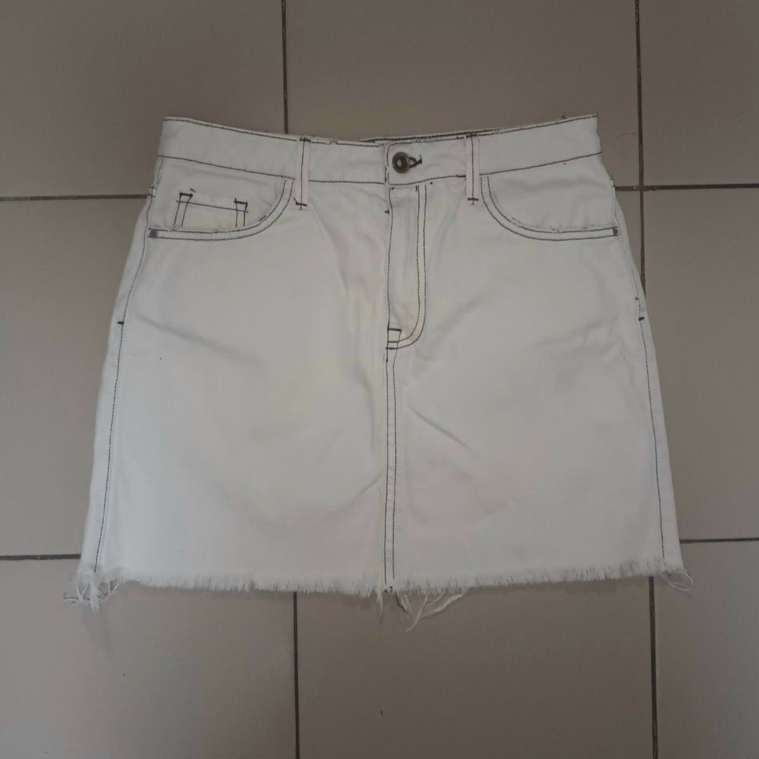 Zara White Denim Mini Skirt (Category: Skirts) located in Magdalena. Submitted by lianpacle (Listing ID 1465694987, Image 1). Description: - well used but still in good condition - some parts has yellowish stains - best fits 27-29 mop: gcash, gotyme mod: j&t.