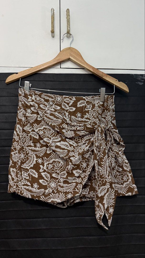 Zara Women’s Wrap Shorts (Category: Shorts) located in Makati City. Submitted by clutterfreejia (Listing ID 1465754836, Image 1). Description: Store bought at Zara Glorietta Style: Wrap-style brown shorts with white floral embroidery and side tie detail Size: S / EUR S / MEX 26 Closure: Hidden side zipper Origin: Made in Cambodia Rfs: too many shorts, decluttering.