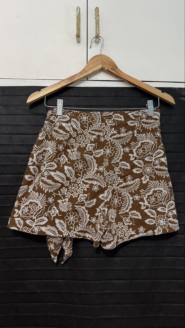 Zara Women’s Wrap Shorts (Category: Shorts) located in Makati City. Submitted by clutterfreejia (Listing ID 1465754836, Image 2). Description: Store bought at Zara Glorietta Style: Wrap-style brown shorts with white floral embroidery and side tie detail Size: S / EUR S / MEX 26 Closure: Hidden side zipper Origin: Made in Cambodia Rfs: too many shorts, decluttering.