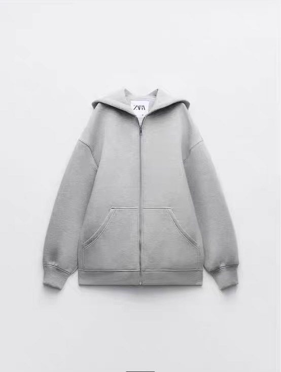 Zara zip up jacket （分類：外套及戶外衣服）位於 Hong Kong。 由 z077cy 提交（商品編號 1465748626，圖片 1）。簡介： Zara 灰色拉鏈連帽衛衣。