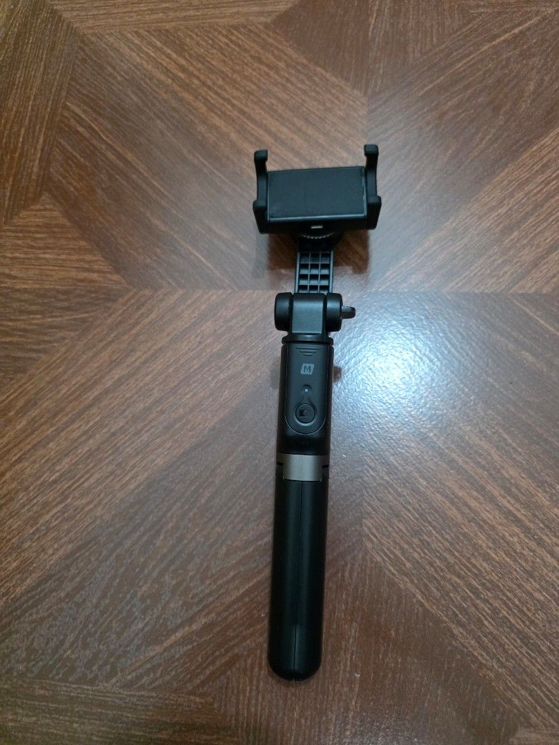 Zhiyun Smooth 4 smartphone gimbal. (Category: Mounts & Holders) located in Manila. Submitted by everyallmustgo (Listing ID 1465746946, Image 3). Description: .