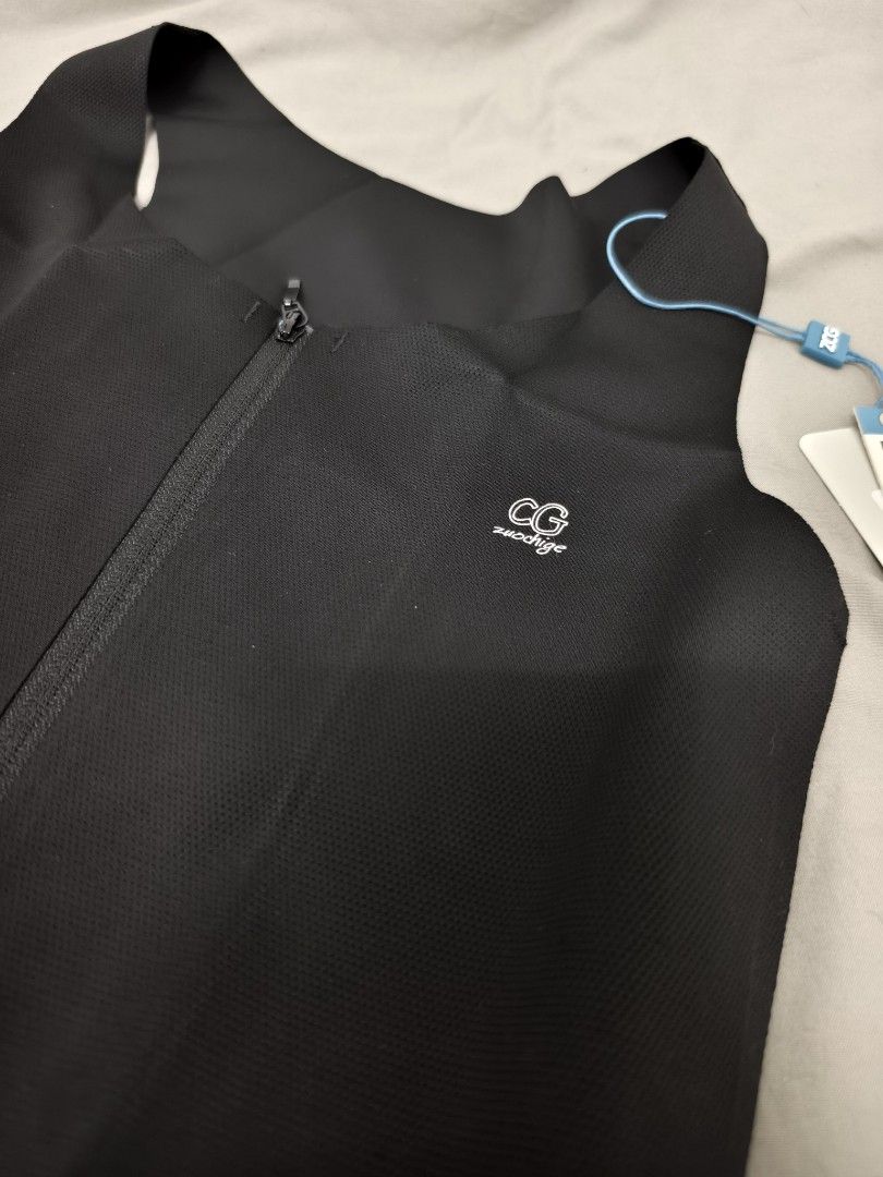 Zuochige Black Zip-Front Compression Tank Top (Category: Activewear) located in Angeles City. Submitted by measaliman02351 (Listing ID 1465597680, Image 3). Description: - Brand: Zuochige - Item: Black compression vest (Brand new with tags and original pouch) - Closure: Front zipper for easy wear - Design: Scoop neckline with textured fabric throughout - Branding: White 'CG zuochige' logo printed on the left chest - Condition: 100% brand new, unw