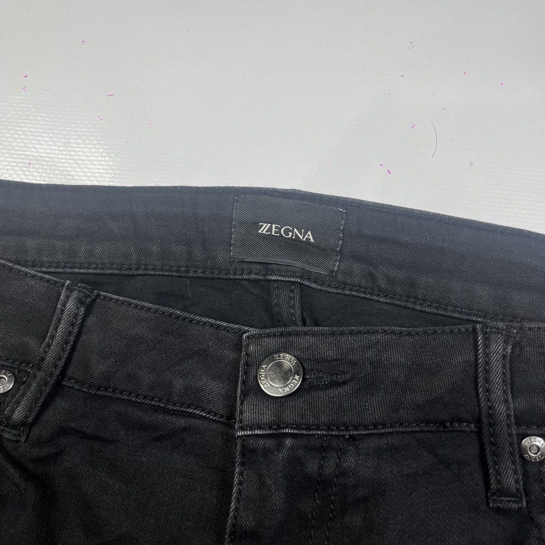 ZZegna Black Jeans Size 36 (Category: Jeans) located in Lucena. Submitted by nifty_finds (Listing ID 1465644602, Image 3). Description: - Brand: Z Zegna - Size: 36 - Color: Clean solid black wash - Material: Cotton blend with stretch for added comfort - Closure: Classic button fly with branded hardware - Design: Standard five-pocket styling.