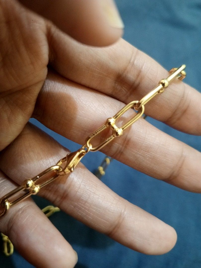 18k tiffany hardware (Category: Necklaces) located in Quezon City. Submitted by BEvs_closet (Listing ID 1471189070, Image 2). Description: 10.5grmrs 18inches 7300/g.