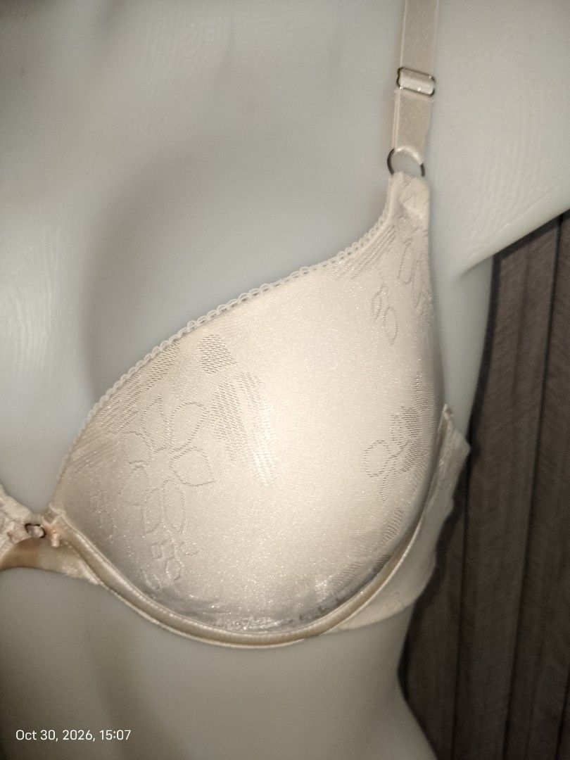 36b vanity fair push up bra cream White floral pattern with underwire (Category: Undergarments & Loungewear) located in Manila. Submitted by truecrystal-1407 (Listing ID 1471184682, Image 2). Description: .