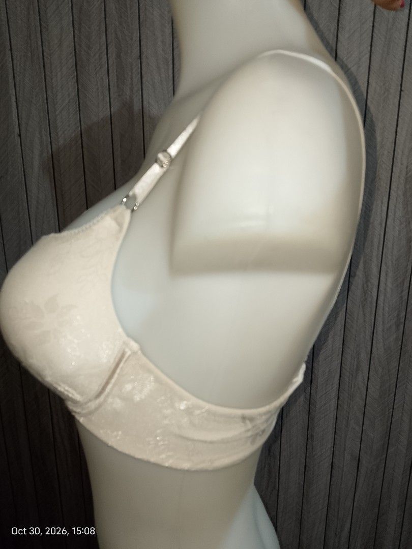 36b vanity fair push up bra cream White floral pattern with underwire (Category: Undergarments & Loungewear) located in Manila. Submitted by truecrystal-1407 (Listing ID 1471184682, Image 3). Description: .
