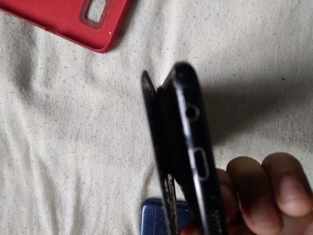 3 defective phones (Category: Android Others) located in Quezon City. Submitted by randombadumdum (Listing ID 1471147970, Image 3). Description: Defective see photos one phone sticking out with battery take all.