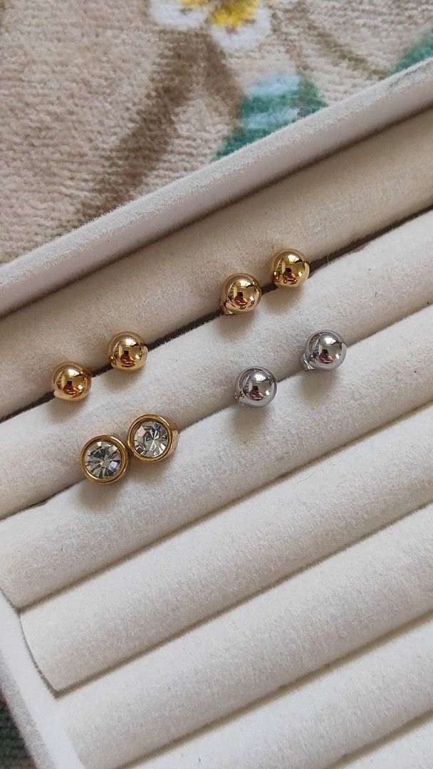 (80 each pair )Minimalist Stud Earrings Set Gold and Silver (Category: Earrings) located in Quezon City. Submitted by thestargazerspica (Listing ID 1471207221, Image 3). Description: -Non Tarnish - Versatile mix of metals and styles for everyday wear.