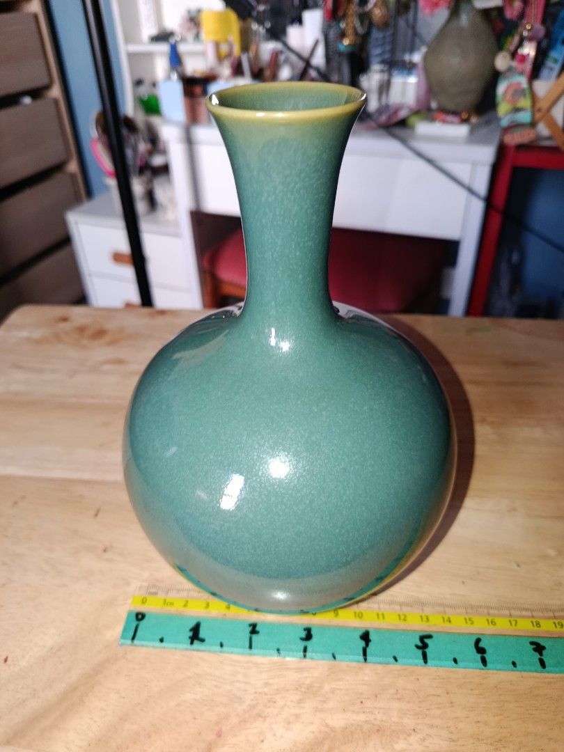 8 inches Celadon ceramic flower vase (Category: Vases & Decorative Bowls) located in Quezon City. Submitted by kristal68 (Listing ID 1471187789, Image 1). Description: .