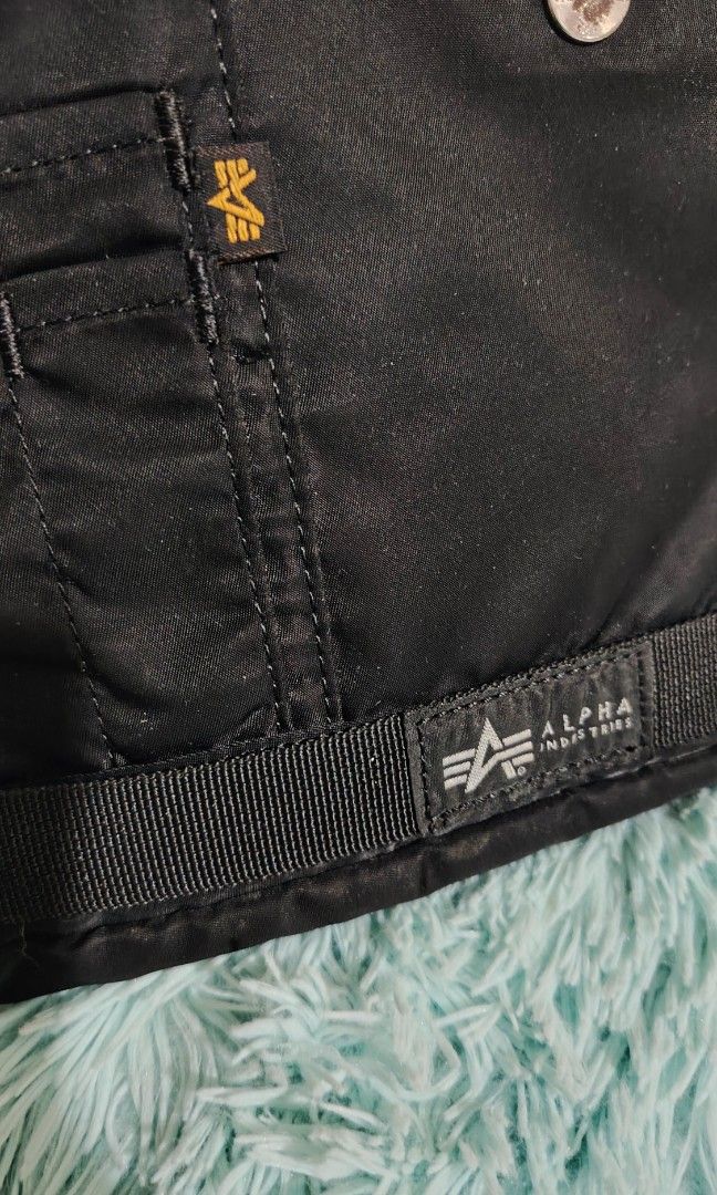 Alpha industries multiple pocket sling bag (Category: Sling Bags) located in Quezon City. Submitted by thriftmo19 (Listing ID 1471277066, Image 3). Description: Medium size 9/10 condition 800 only.