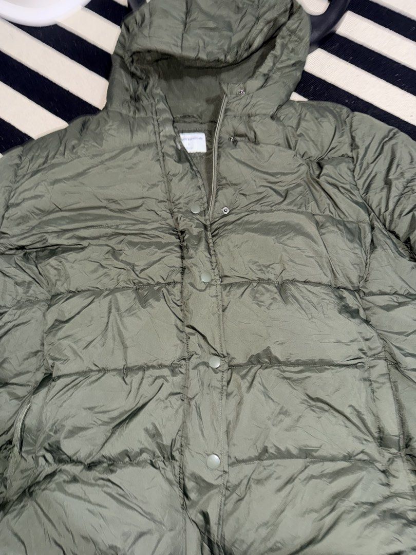 Amazon Essentials Olive Green Puffer Jacket Size 6X (Category: Coats, Jackets and Outerwear) located in Manila. Submitted by alendlr (Listing ID 1471200195, Image 1). Description: - Brand: Amazon Essentials - Size: 6XL - Color: Olive green - Lining: Soft fleece for extra warmth - Closure: Full zipper with snap buttons - Design: Puffy quilted design, ideal winter layer for kids.