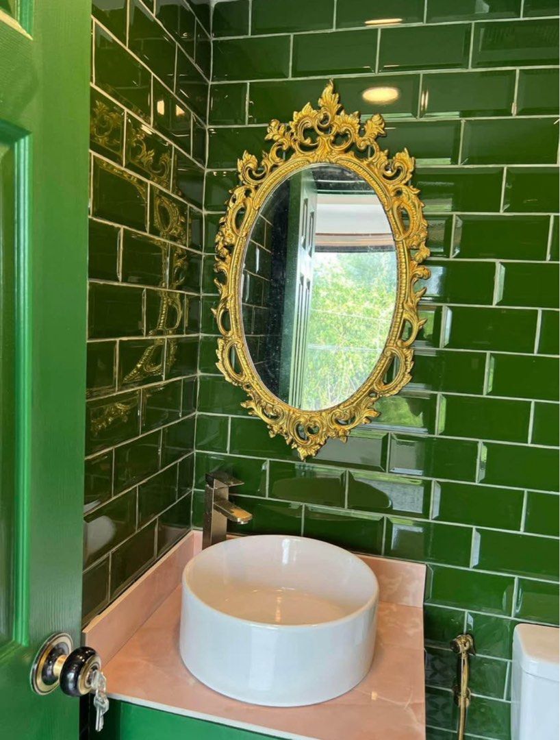 Antique Italian Mirror Frame (Category: Mirrors) located in Rodriguez. Submitted by she_finds (Listing ID 1471196758, Image 2). Description: 32x18 inches.